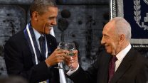 Israeli President Shimon Peres (R) toasts US President Barack Obama after presenting him with the Presidential Medal of Distinction, the highest civilian honor in Israel, during an official State Dinner at the President's residence in Jerusalem, March 21, 2013. Photo by Mark Neyman/GPO/Flash90