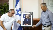 תמונתו של שמעון פרס מוצבת לקראת ישיבת הממשלה (צילום: מארק ישראל סאלם / פלאש 90).