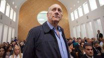 אולמרט בקבלת גזר דינו (צילום ארכיון: אמיל סלמן / פלאש 90).
