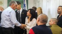 החייל אלאור אזריה לצד משפחתו ותת אלוף שמואל זכאי (צילום: דבר ראשון).