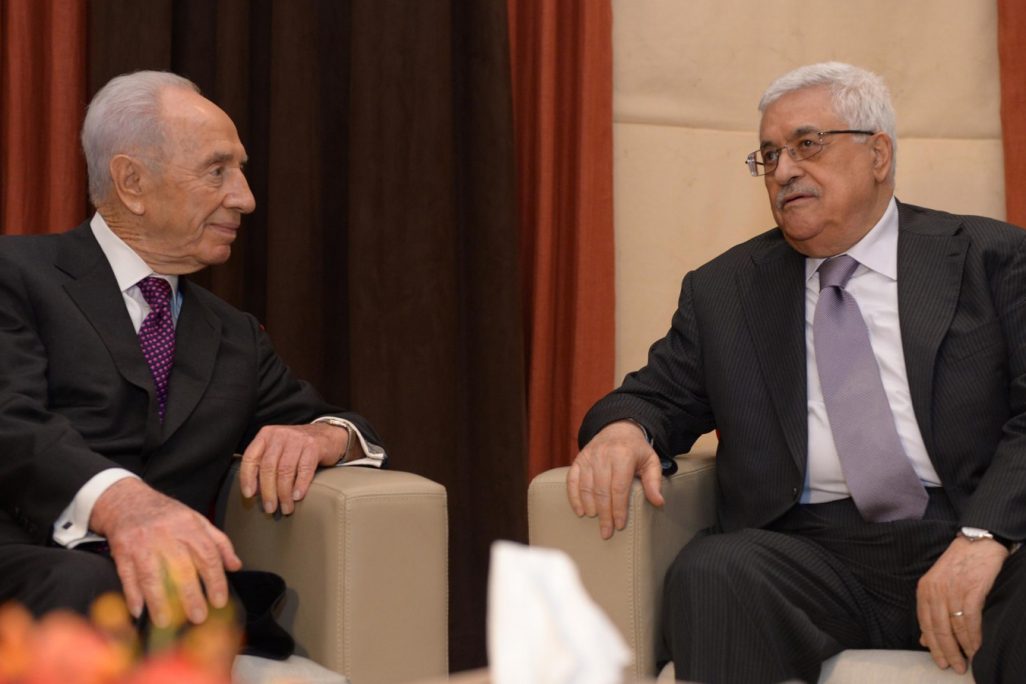 שמעון פרס ואבו מאזן יו"ר הרשות הפלסטינית (ארכיון, צילום: מארק ניימן/ לע"מ דרך פלאש 90)