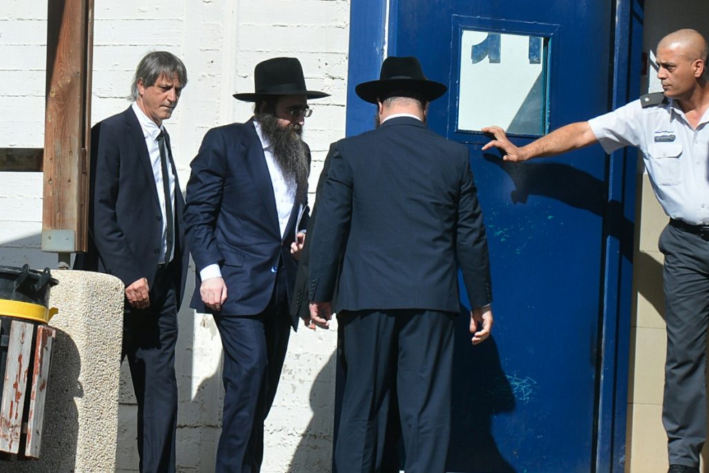 הרב פינטו בכניסה לכלא ניצן בפברואר 2016 (צילום: פלאש 90).
