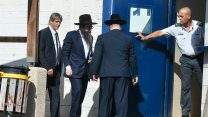 הרב פינטו בכניסה לכלא ניצן בפברואר 2016 (צילום: פלאש 90).