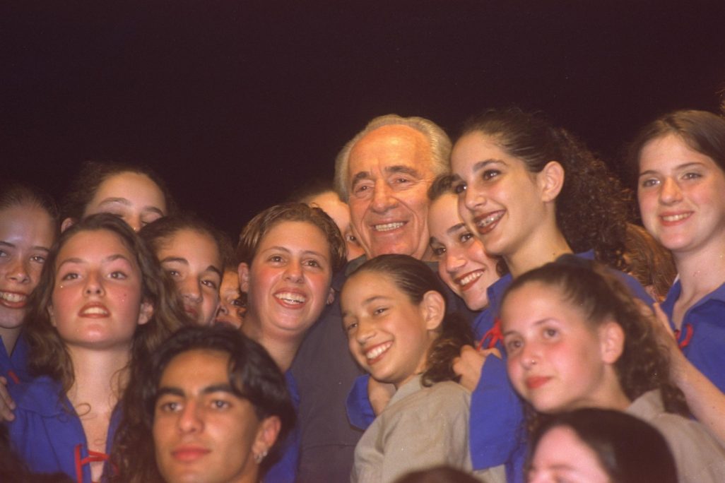 שר החוץ וממלא מקום ראש הממשלה שמעון פרס בכנס תנועות הנוער בעין גדי.(צילום: OHAYON AVI, 05/06/1995, לע"מ).
