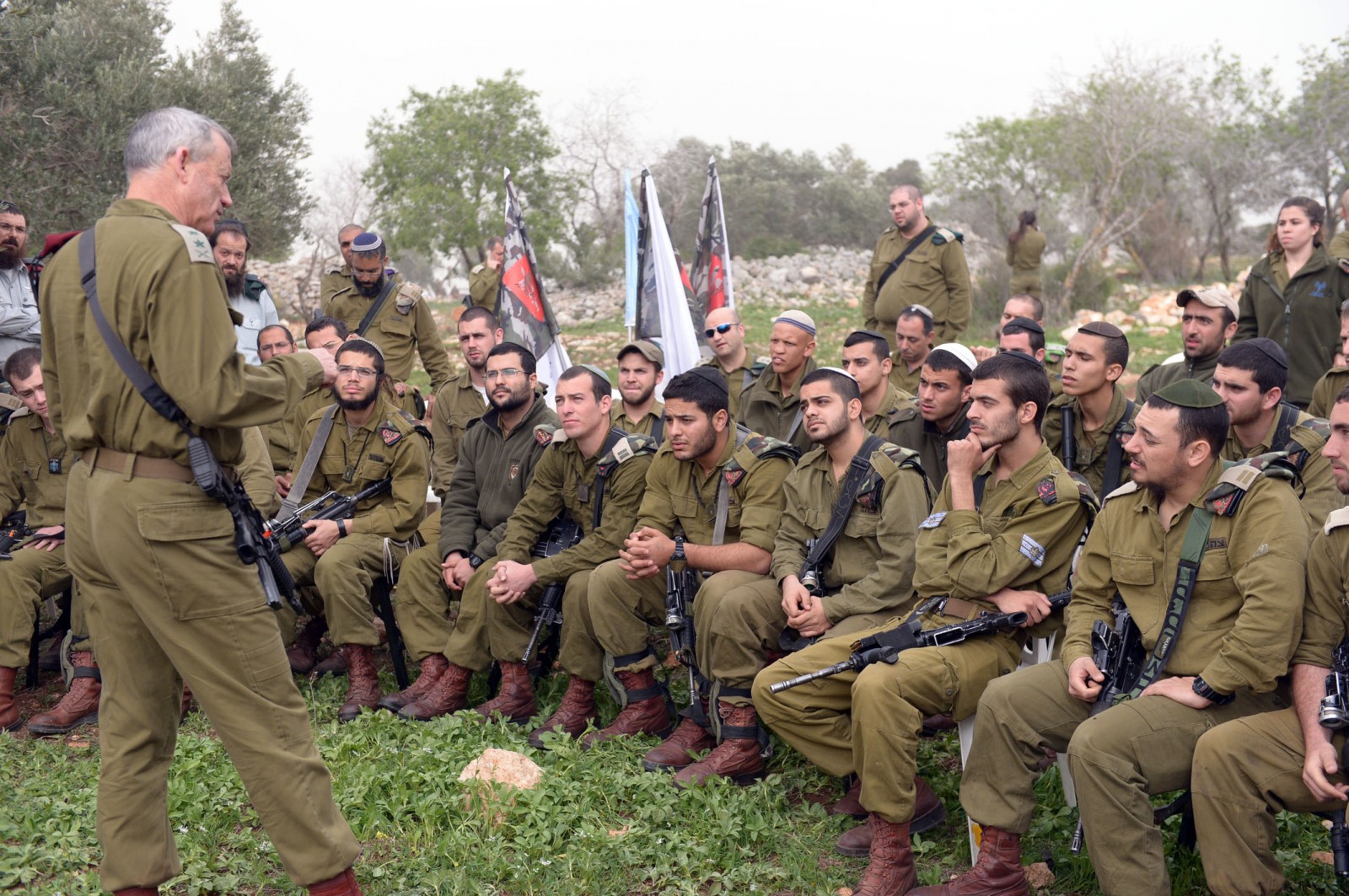 הרמטכ"ל לשעבר בני גנץ מדבר עם חיילי גדוד 'נצח יהודה', 2014 (צילום ארכיון: פלאש 90)