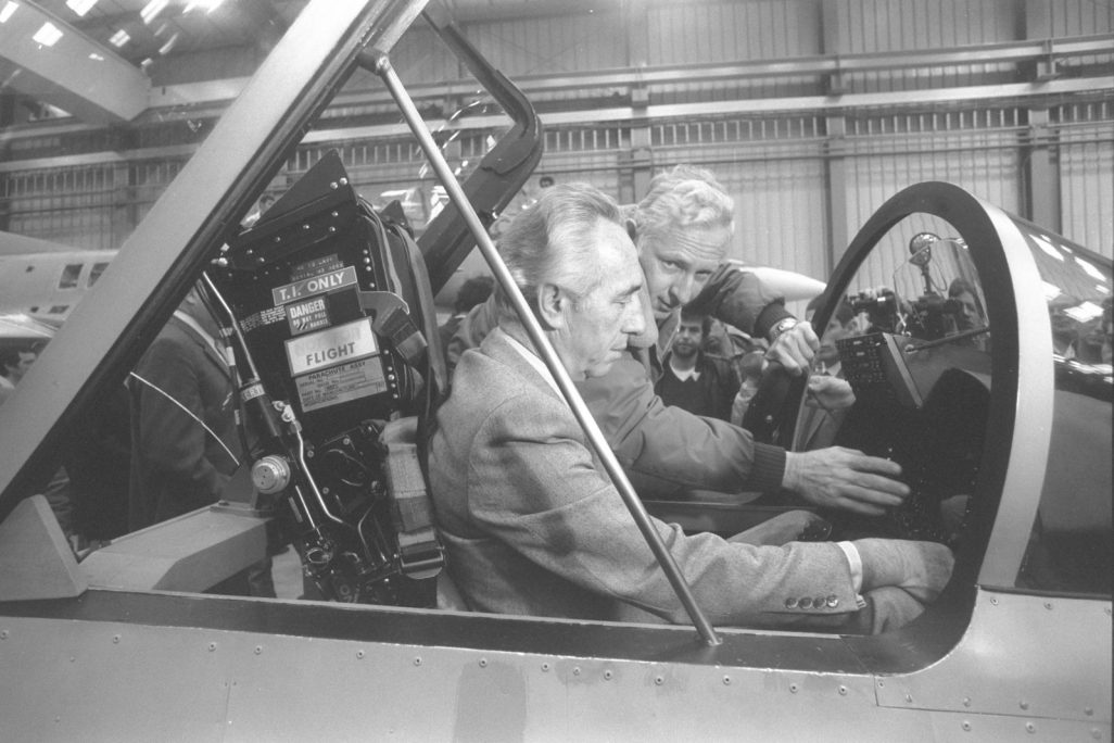 ביקור ראש הממשלה שמעון פרס בתעשייה האוירית, בפרויקט הלביא, בלוד (צילום: REOGORODETZKI HERARD 08/07/1985, לע"מ).