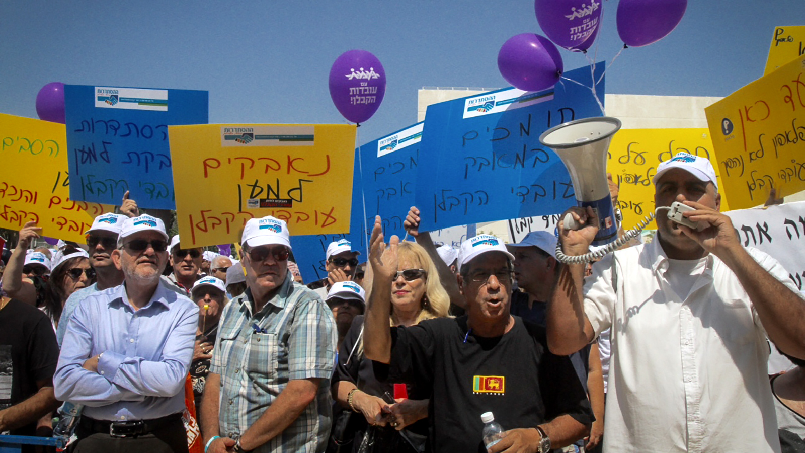 הפגנת תמיכה בעובדי הקבלן, כיכר הבימה, יולי 2015 (צילום: פלאש 90)