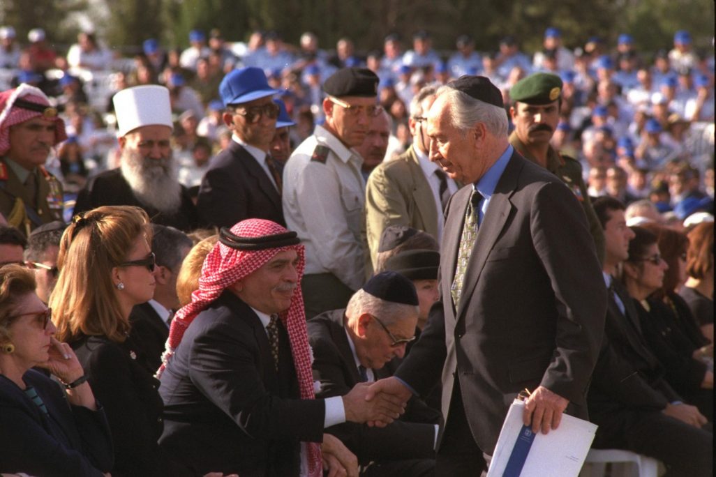 ראש הממשלה בפועל שמעון פרס לוחץ את ידו של המלך חוסיין בטקס הלווית ראש הממשלה יצחק רבין בהר הרצל בירושלים. (צילום: MILNER MOSHE, 11/06/1995, לע"מ).