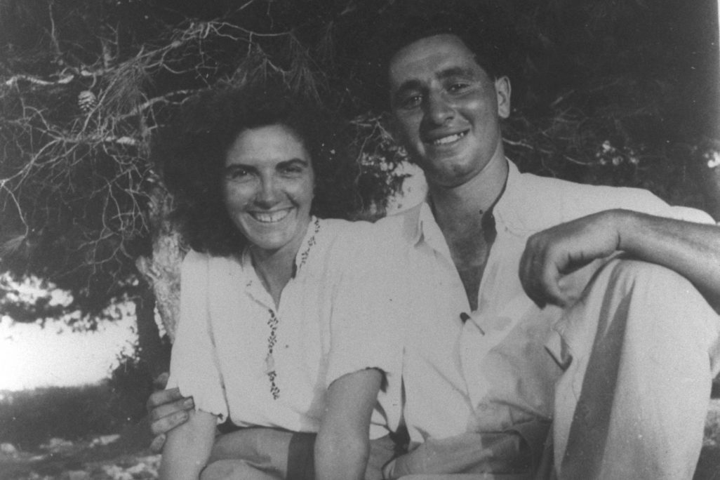 שמעון פרס עם חברתו סוניה במחנה קיץ של תנועת הנוער העובד בזכרון יעקב. (צילום: לע"מ, 08/01/1939).