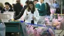 אישה קונה מזון בסופרמרקט (צילום ארכיון: נתי שוחט  פלאש 90)