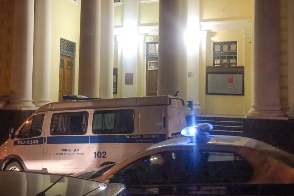 כוחות ביטחון מחוץ לבית הכנסת במוסקבה (צילום: משה פרידמן, דוברו של הרב הרה"ר למוסקבה).