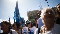 הפגנת מעלה אדומים מחוץ לכנסת (צילום: יונתן זינדל  פלאש 90).