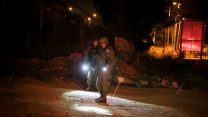 חיילים בזירת הפיגוע סמוך לרמאללה (צילום: פלאש 90)