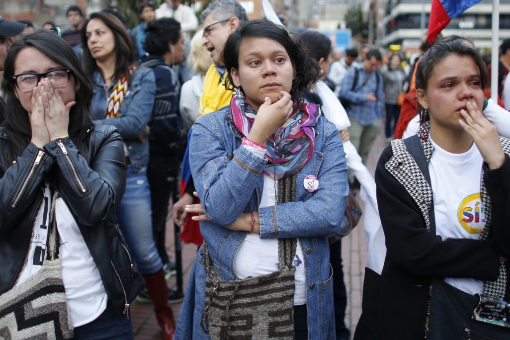 תומכות בהסכם השלום בקולומביה צופות בתוצאות משאל העם (צילום: סוכנות AP).