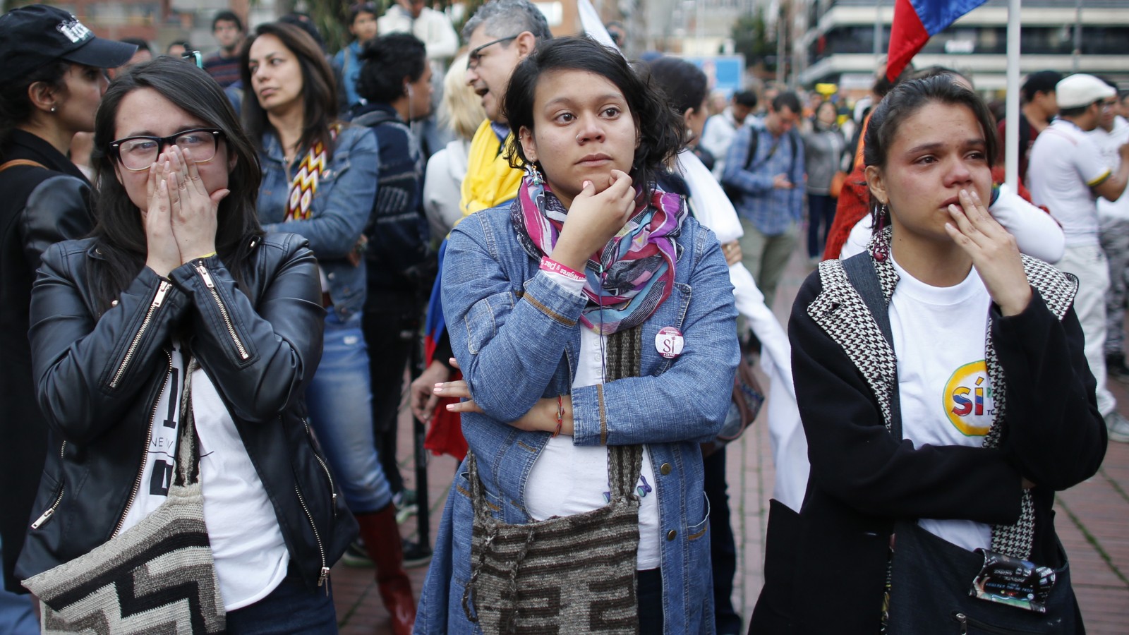 תומכות בהסכם השלום בקולומביה צופות בתוצאות משאל העם (צילום: סוכנות AP).
