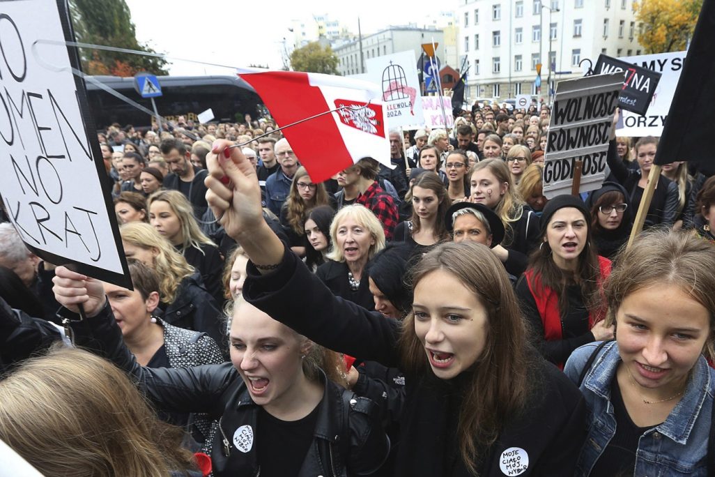 נשים מפגינות בוורשה במסגרת שביתת נשים כללית, במחאה כנגד הצעת החוק לאסור הפלות בפולין (צילום: סוכנות AP).