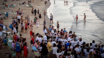 תשליך בחוף ים בתל אביב (צילום ארכיון: מרים אלסטר/פלאש 90)