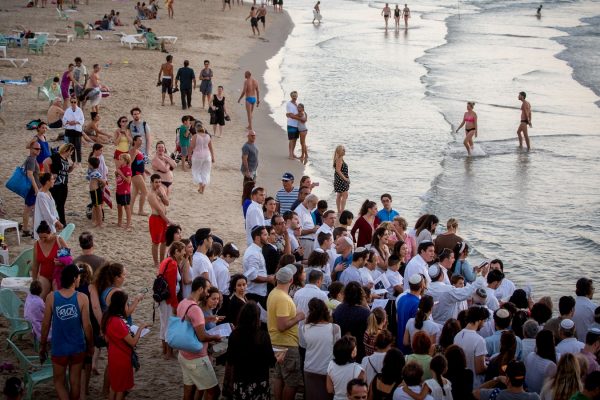 תשליך בחוף ים בתל-אביב (צילום: מרים אלסטר / פלאש 90).
