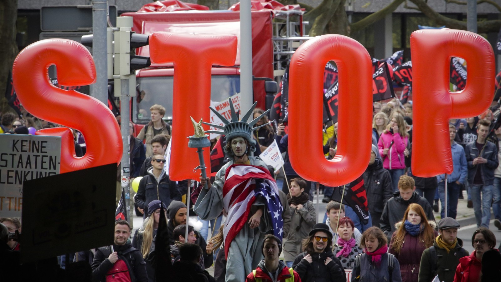 צעדת מחאה בהנובר, גרמניה, כנגד ההסכם הטרנס-אטלנטי בין גרמניה לארה״ב (צילום ארכיון: סוכנות AP).