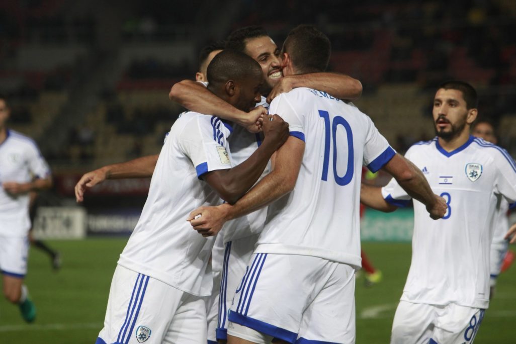 נבחרת ישראל חוגגת את הנצחון (צילום: סוכנות AP).