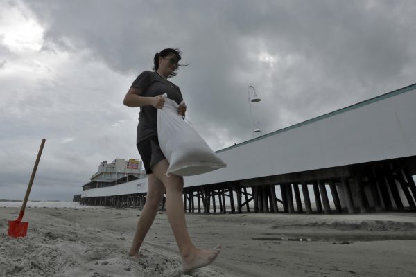 תושבת פלורידה ממלאה שקי חול לקראת הוריקן מת'יו המתקרב לחופי ארה"ב (צילום: AP)
