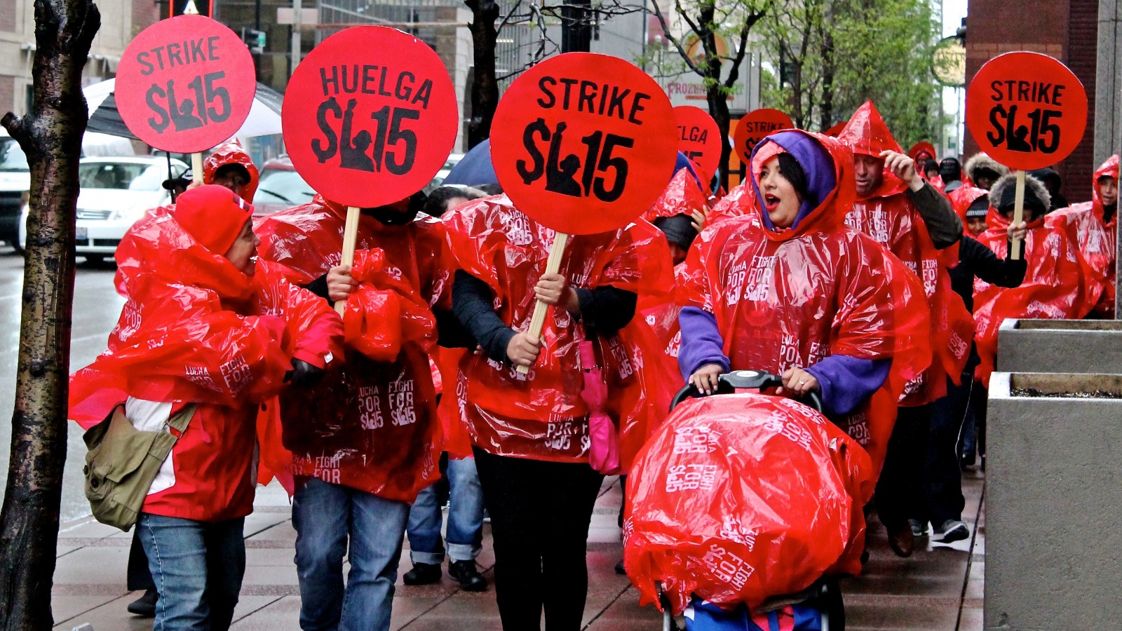 הפגנה של ארגון "נאבקים למען ה-15" בשיקגו. "אנשים לא מחפשים רק כסף. הם מחפשים חירות" (צילום ארכיון: Bob Simpson, מתוך Flickr).