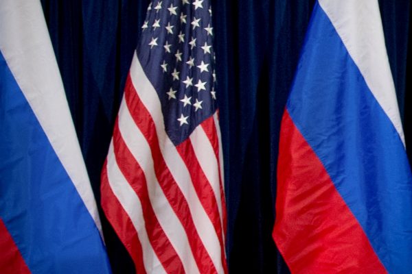 דגלי ארה״ב ורוסיה באו״ם (צילום ארכיון: סוכנות AP).