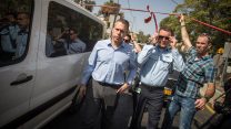 השר גלעד ארדן בזירת הפיגוע בירושלים, היום (צילום: הדס פרוש / פלאש 90).