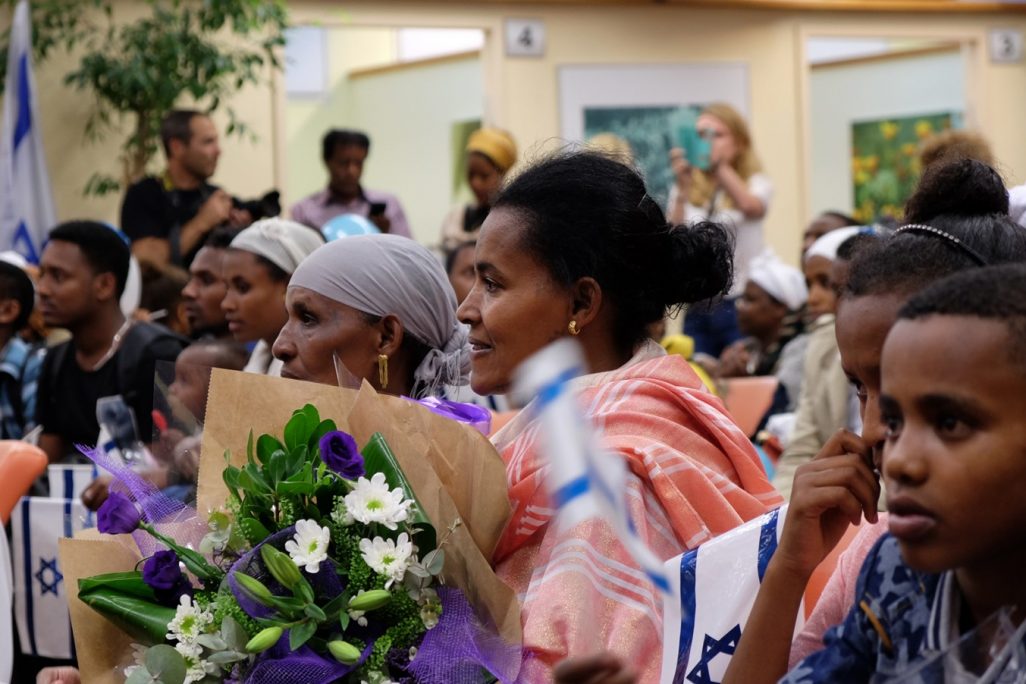 64 מיהודי אתיופיה, בני עדת הפלאשמורה, מגיעים לישראל, אוקטובר 2016 (צילום: דבר ראשון)