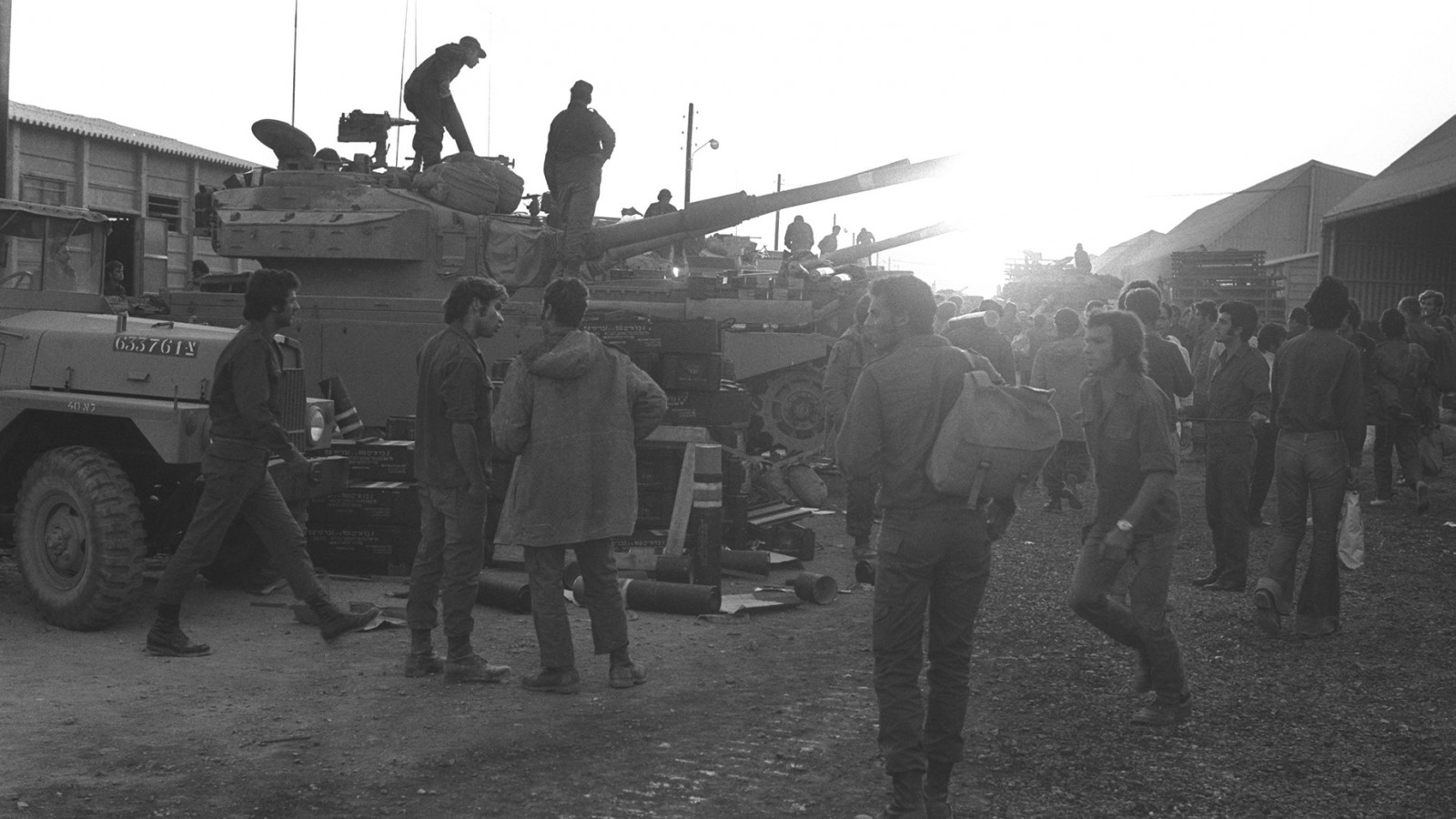 חיילי מילואים מתאספים בתחילת מלחמת יום כיפור (מתוך אוסף התצלומים הלאומי)