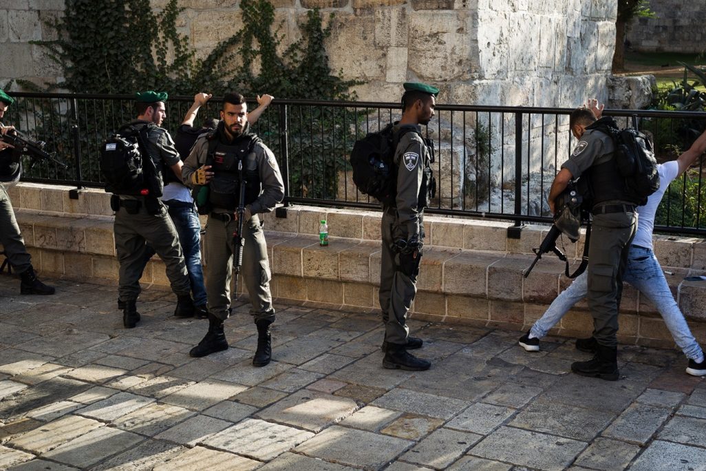 חיילי מגב בירושלים ביום כיפור מבצעים חיפוש בצעיר פלסטיני (צילום: סבי באראנס / פלאש 90).