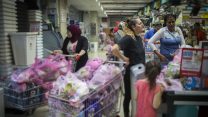 קניות בסופרמרקט. למצולמים אין קשר לכתבה (צילום: הדס פרוש / פלאש 90).