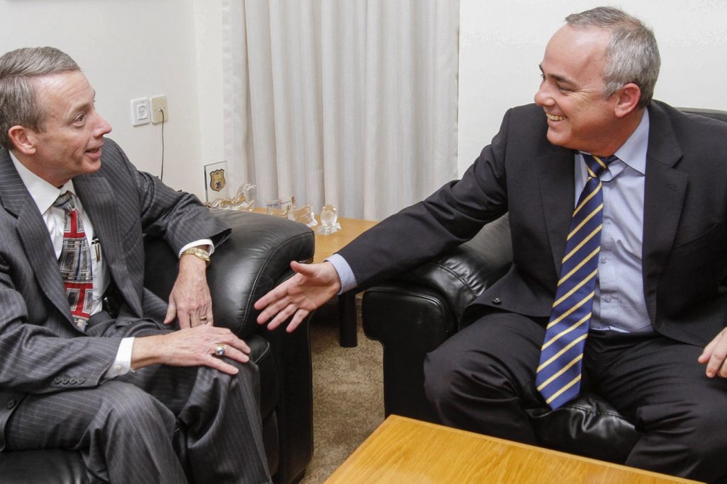 שר האנרגיה יובל שטייניץ עם יו״ר נובל אנרג׳י לשעבר צ׳ארלס דיווידסון (צילום ארכיון: מרים אלסטר / פלאש 90).