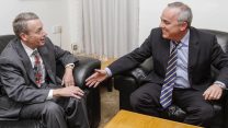 שר האנרגיה יובל שטייניץ עם יו״ר נובל אנרג׳י לשעבר צ׳ארלס דיווידסון (צילום ארכיון: מרים אלסטר / פלאש 90).