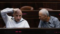 ח"כ עמר בר-לב ועפר שלח במליאת הכנסת (ארכיון. צילום: מרים אלסטר  פלאש 90)