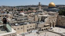 ישראלים צופים על רחבת הכותל (צילום: פלאש 90).