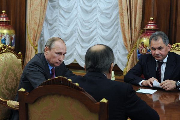 שר ההגנה הרוסי סרגיי שויגו  (מימין) עם נשיא רוסיה ולדימיר פוטין (צילוםארכיון: AP)