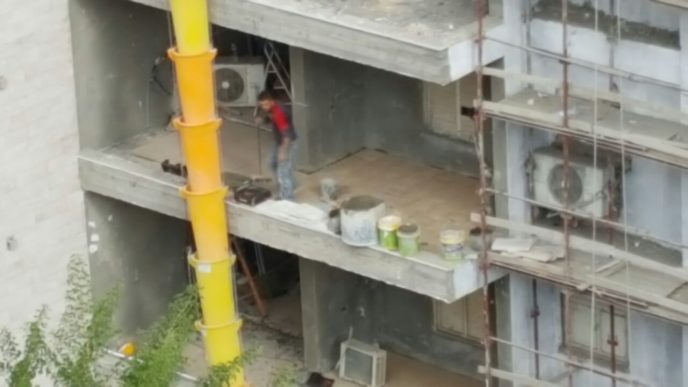 פועל בניין ללא ציוד בטיחות כפי שתועד הבוקר באתר בנייה ברחוב פופל בראשל"צ