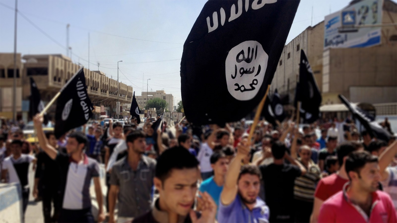 أعلام داعش في مظاهرة مؤيدين (تصوير: وكالة AP).