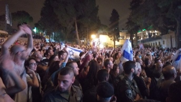 מפגינים מול ההופעה של תאמר נפאר בחיפה (צילום: דבר ראשון)