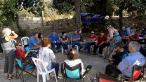 מפגש ותיקי הפלמ"ח בהפגנה נגד הנצחת רחבעם זאבי בחאן שער הגיא (צילום: דבר ראשון).