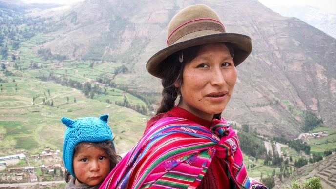 אישה וילדה בהרים האנדים, פרו (צילום: quinet / ויקיפדיה).