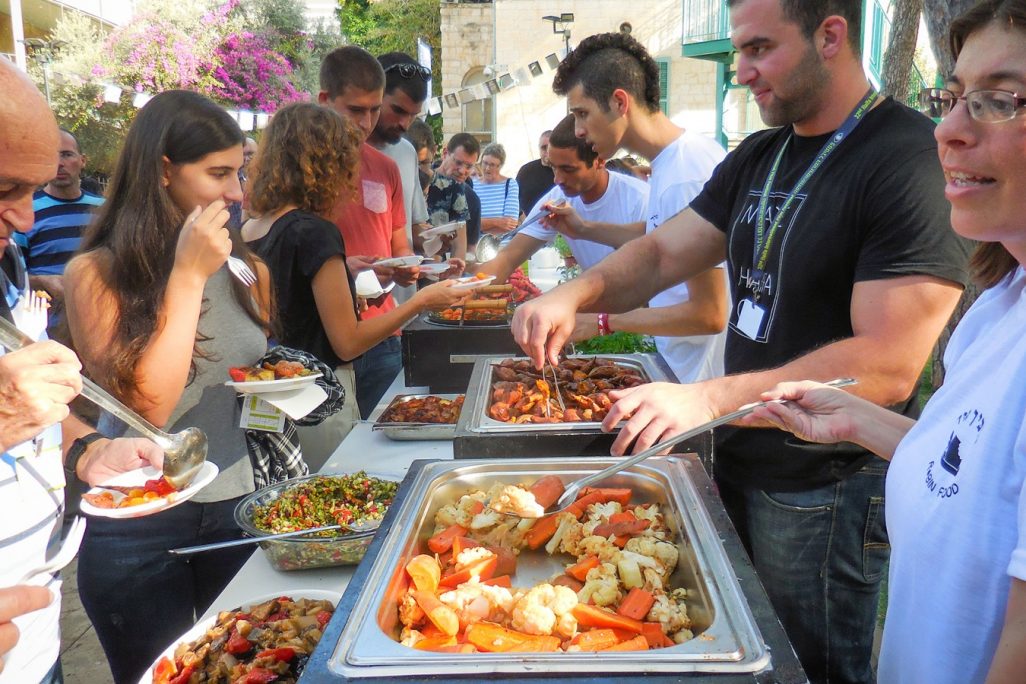 ארוחת ׳הצלת מזון׳ בחסות ארגון ׳רובין פוד׳. אירוע ׳דוקולינריה׳ בפסטיבל הסרטים חיפה (צילום: דבר ראשון).