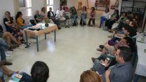 שיחה של חברי קואופרטיבים בכנס מצפה רמון לקואופרציה (צילום: דבר ראשון).