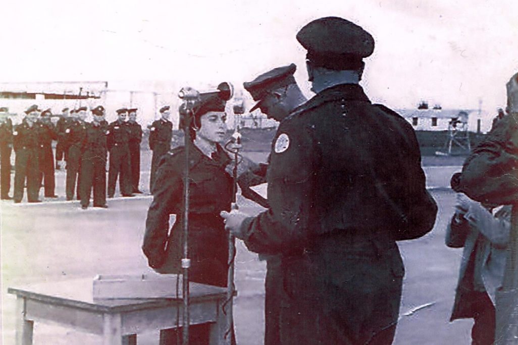 הרמטכ"ל משה דיין מעניק דרגות טיס לבתיה אורני, 1954 (התמונה באדיבות המצולמת).