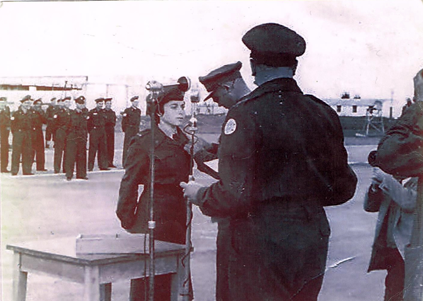 הרמטכ&quot;ל משה דיין מעניק דרגות טיס לבתיה אורני, 1954 (התמונה באדיבות המצולמת).
