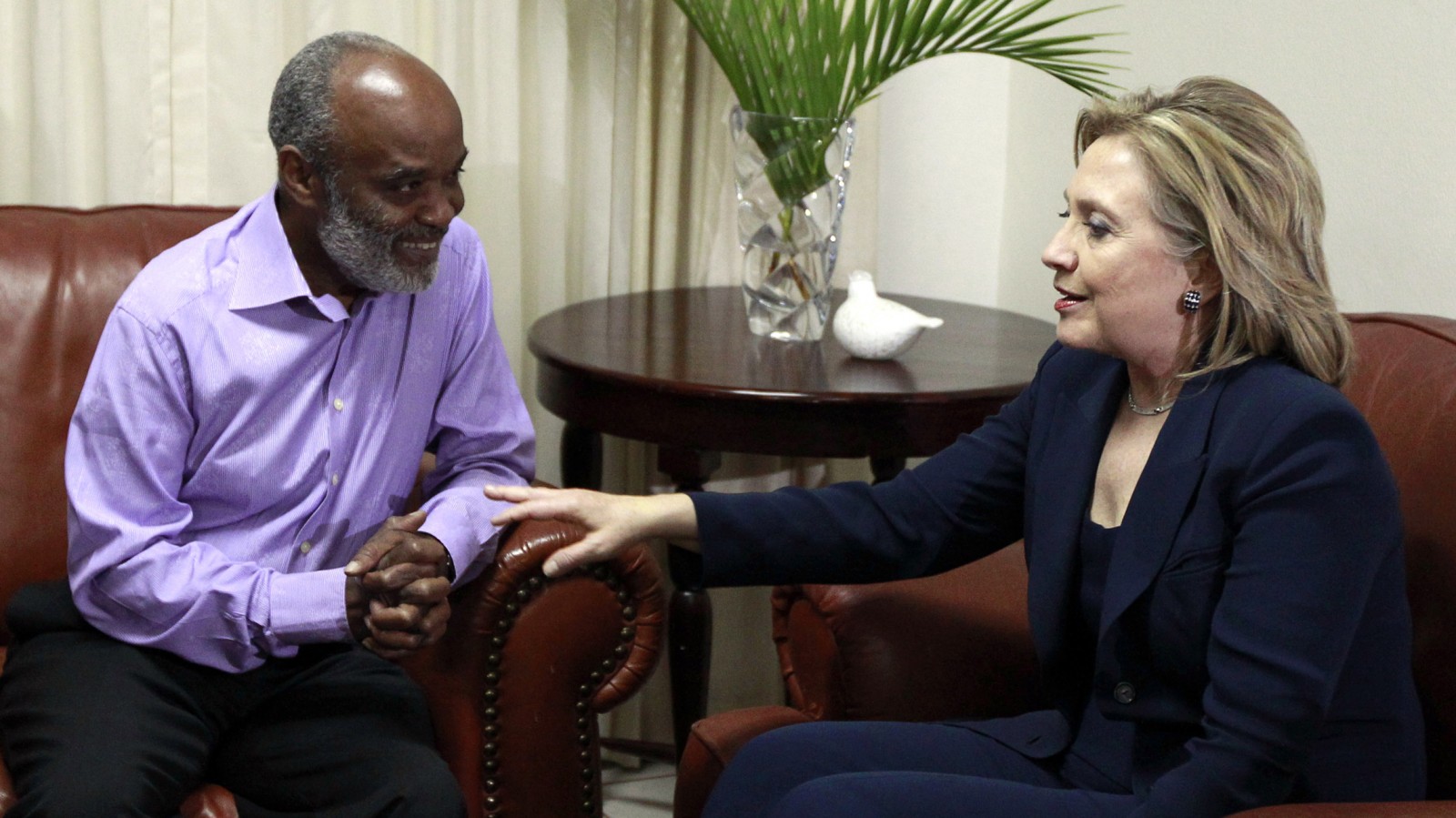 מזכירת המדינה הילרי קלינטון בפגישה עם ראש ממשלת האיטי, ארכיון (צילום: סוכנות AP).