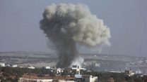 תקיפה אווירית על הכפר חאס שבסוריה (צילום: סוכנות AP).