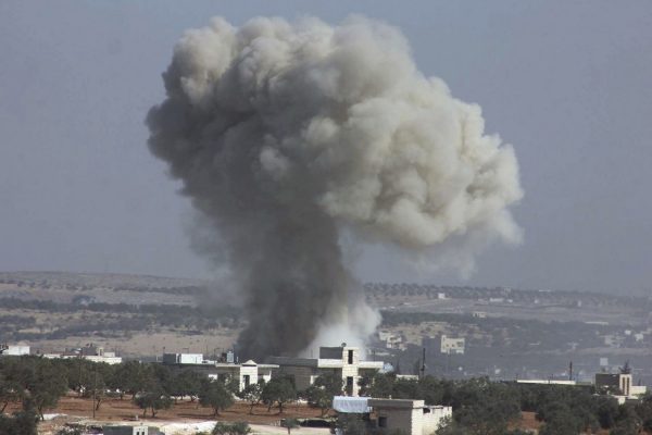 תקיפה אווירית על הכפר חאס שבסוריה (צילום: סוכנות AP).