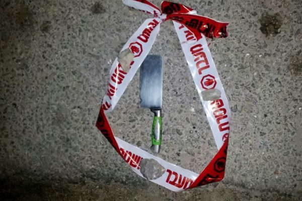 הסכין ששימשה את המחבל בזירת בסמוך לעפרה (צילום: דובר צה״ל).